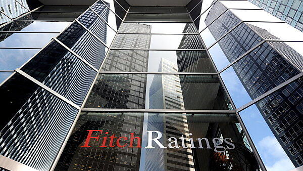 Fitch bewertet Großbritannien mit einem negativen Ausblick