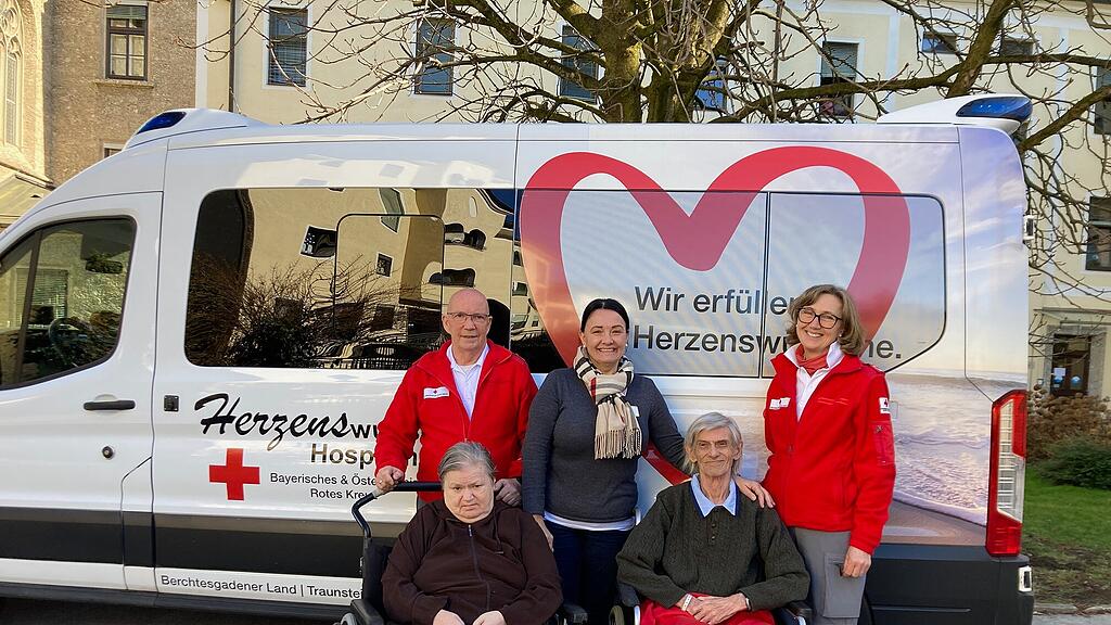 Ivica und Maria S. und Senka Korntner vom Herz-Jesu-Heim mit den beiden Rotkreuz-Mitarbeiterinnen Gabi und Kurt(c) Rotes Kreuz Salzburg.jpg