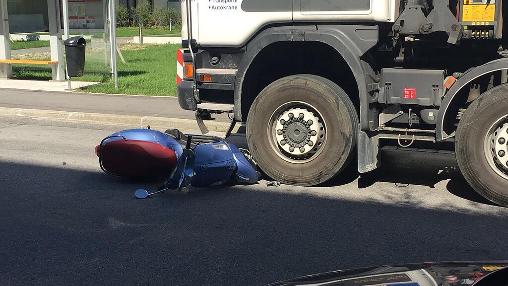 Ein Moped kam unter einen Lastwagen.