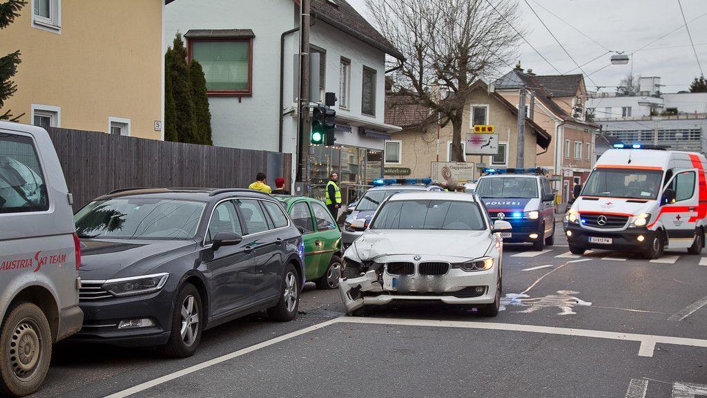 Maxglaner Hauptstraße: Vierfachcrash fordert Verletzte