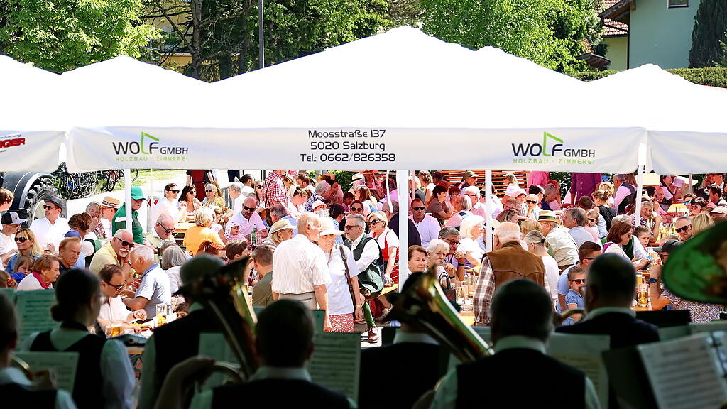 Maibaumaufstellen in Leopoldskron