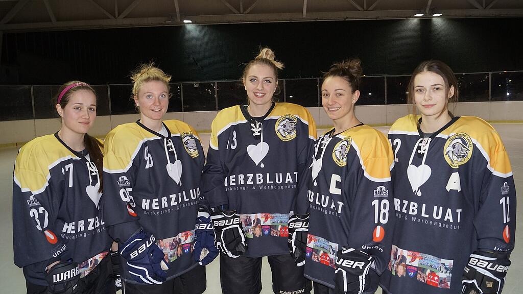 (v.l.): Tamara Grascher, Julia Kainberger, Alessandra Lopez, Marlene Brunner und Annika Fazokas fahren zur Eishockey-WM.