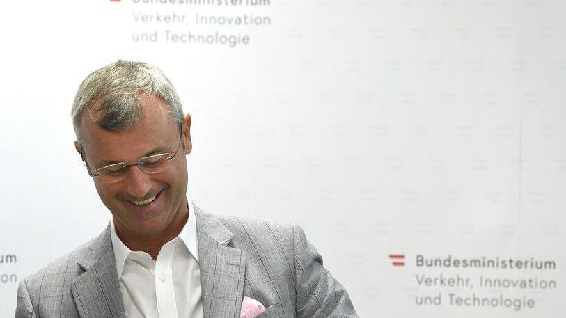Abbiegen bei Rot: Bilder der Pressekonferenz