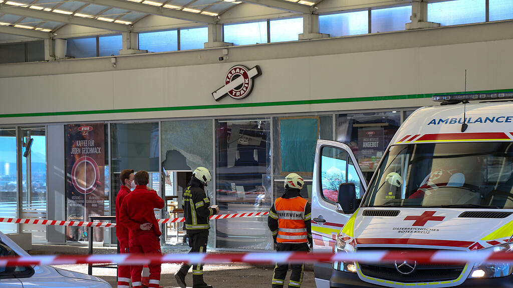 Lkw-Unfall auf A1: Reifen in Raststation