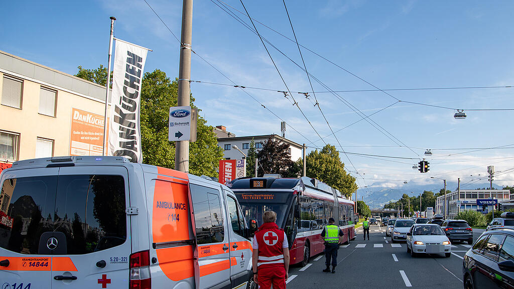 Fahrradfahrer schneidet Obus in Alpenstraße