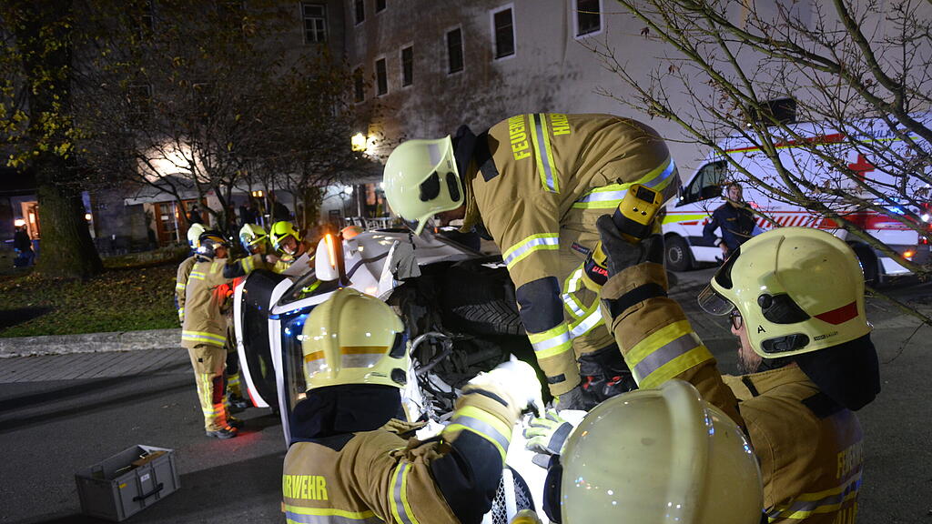 Pkw kippt bei Crash in Halleiner Altstadt um