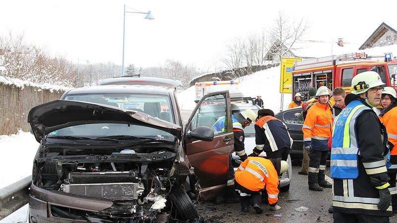 Fünf Verletzte nach Crash auf B20