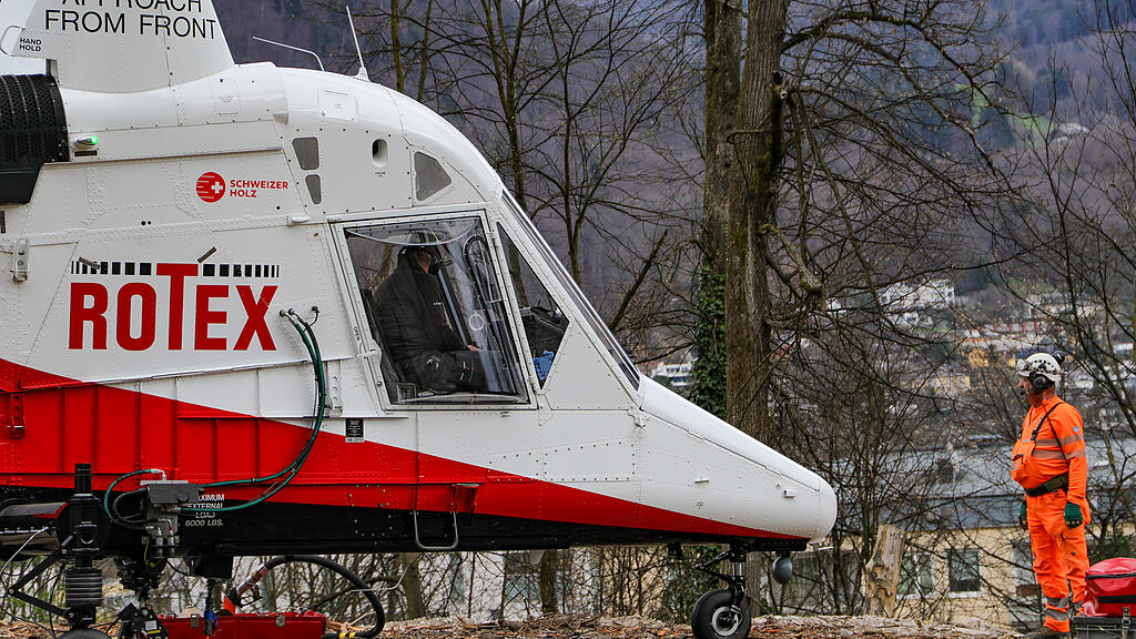 Baumfällungen per Hubschrauber am Kapuzinerberg