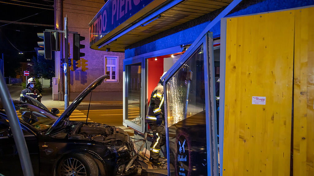 Lehen: Auto kracht in Tattoo-Studio