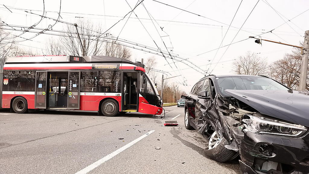PKW kollidiert mit O-Bus auf der L106