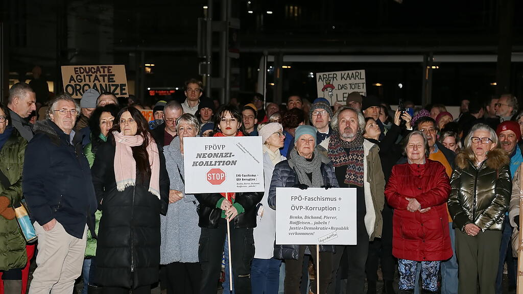 kundgebung blau-schwarz hauptbahnhof