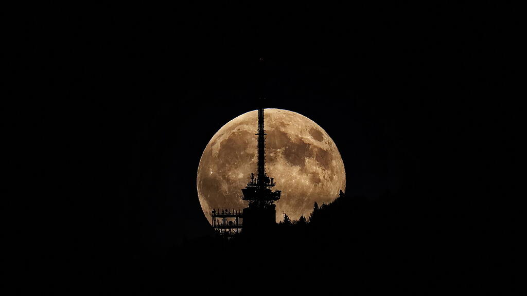 Supermond über Salzburg