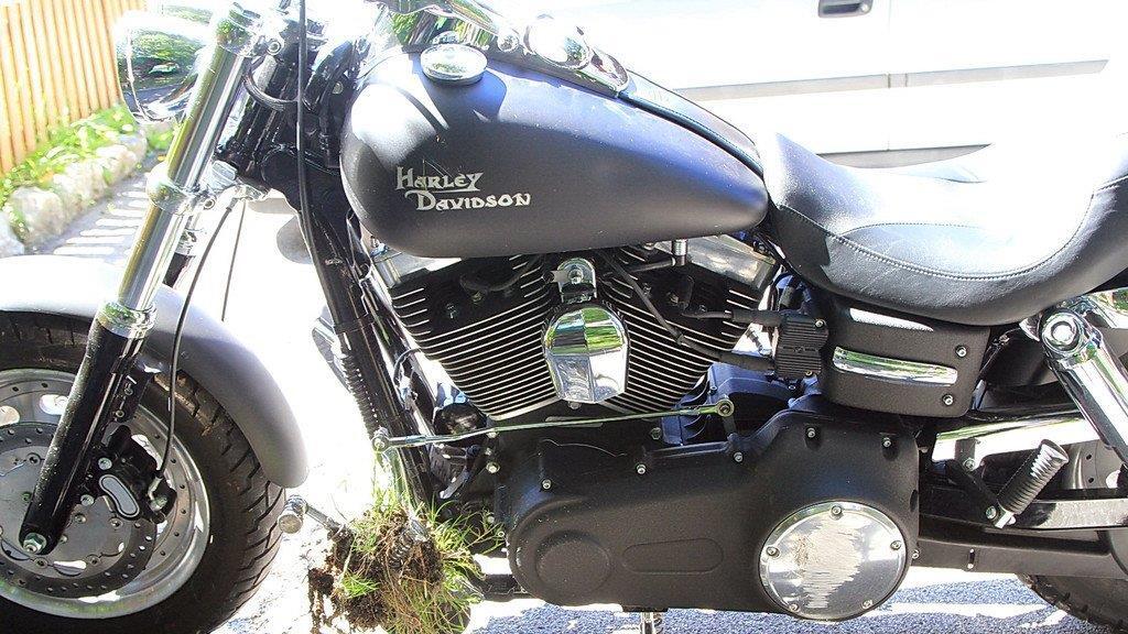 Biker stürzt auf Kies