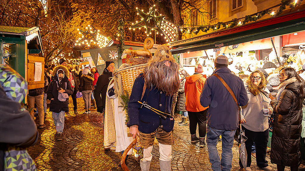 Alt Gnigler Krampusse beim Weihnachtsmarkt am Mirabellplatz