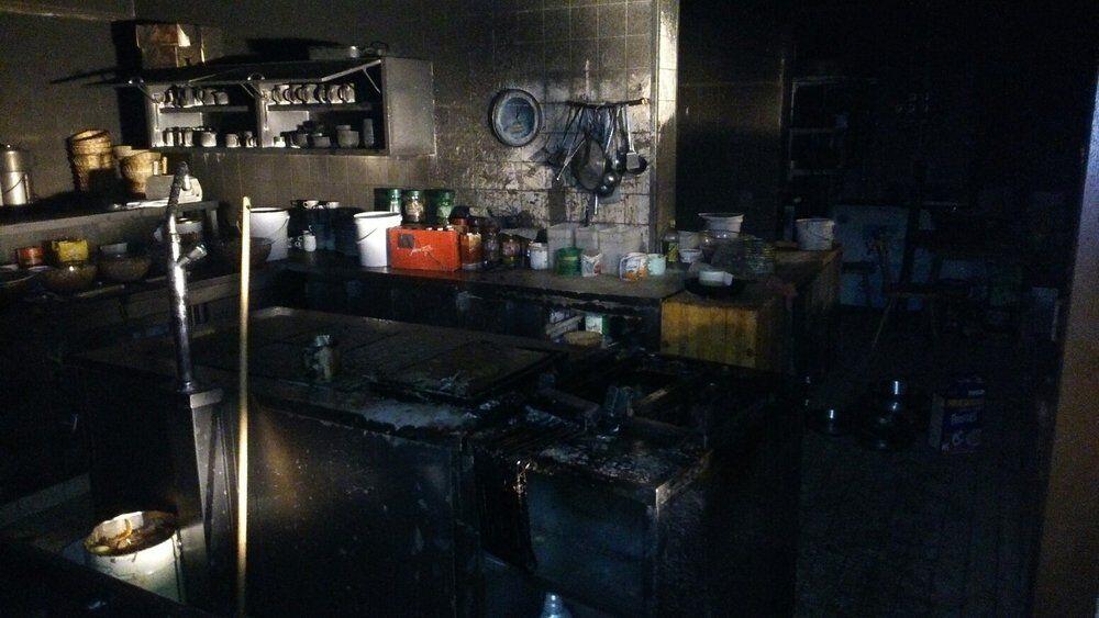 Die Küche des Hotels wurde durch das Feuer komplett verwüstet.
