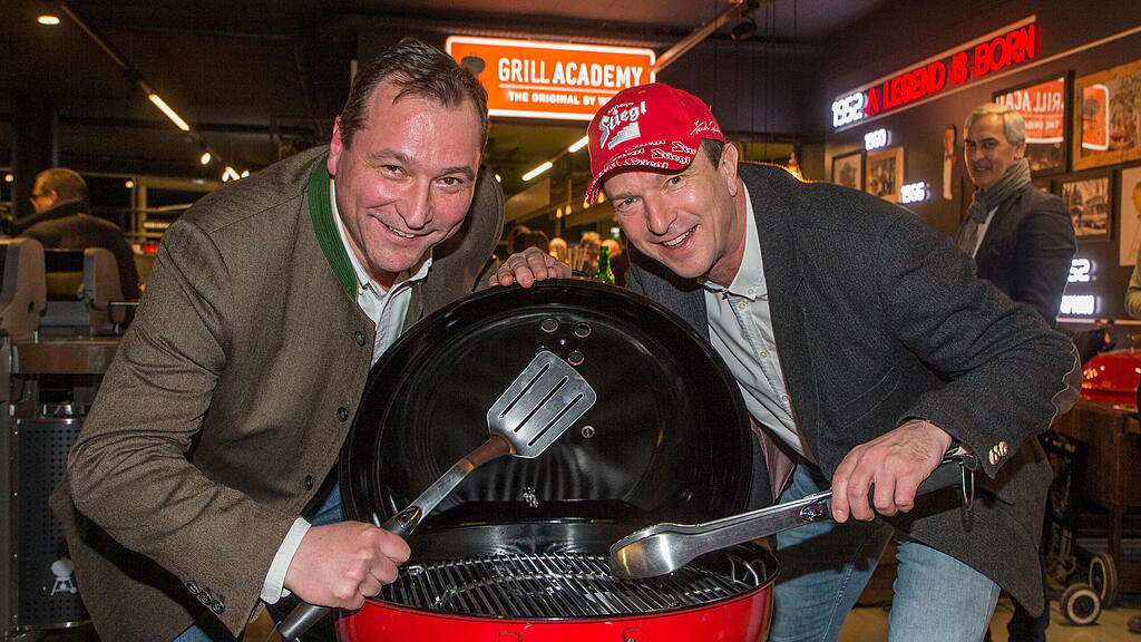 Weber-Store eröffnet Grillsaison mit Ex-Skisprung Nationaltrainer Alexander Pointner.