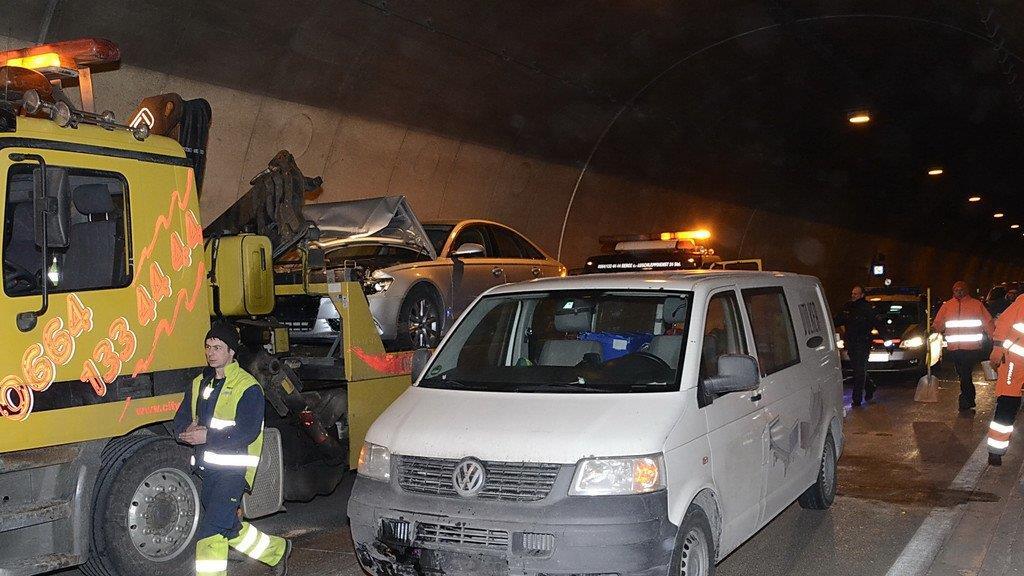 Massenkarambolage im Hieflertunnel
