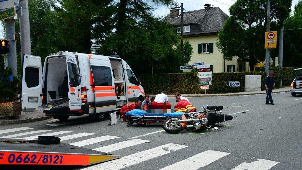 Hallwang: Biker kracht in Auto