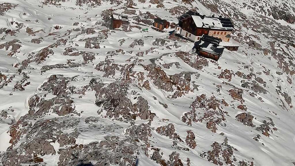 Wanderer von Neuschnee überrascht