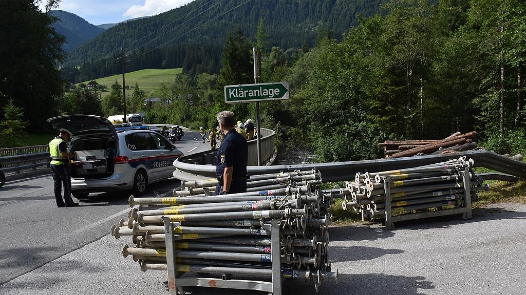 Laster verliert Baumaterial auf B166 in Abtenau