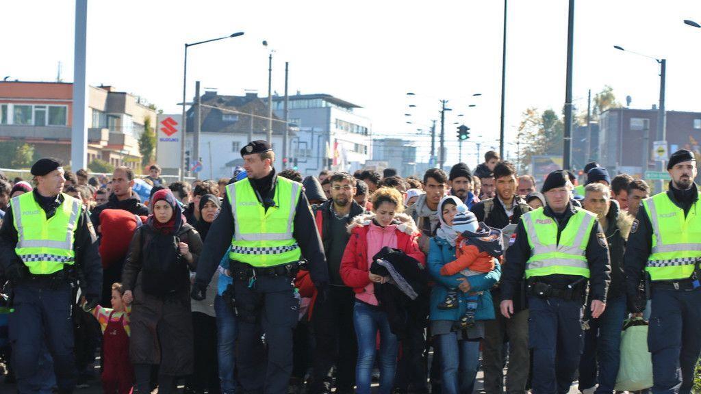 Flüchtlinge marschieren zu Grenze