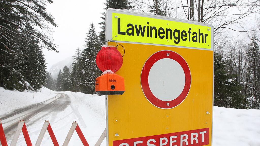 Die Schneedecke ist durch Regen oder Triebschnee massiv geschwächt .