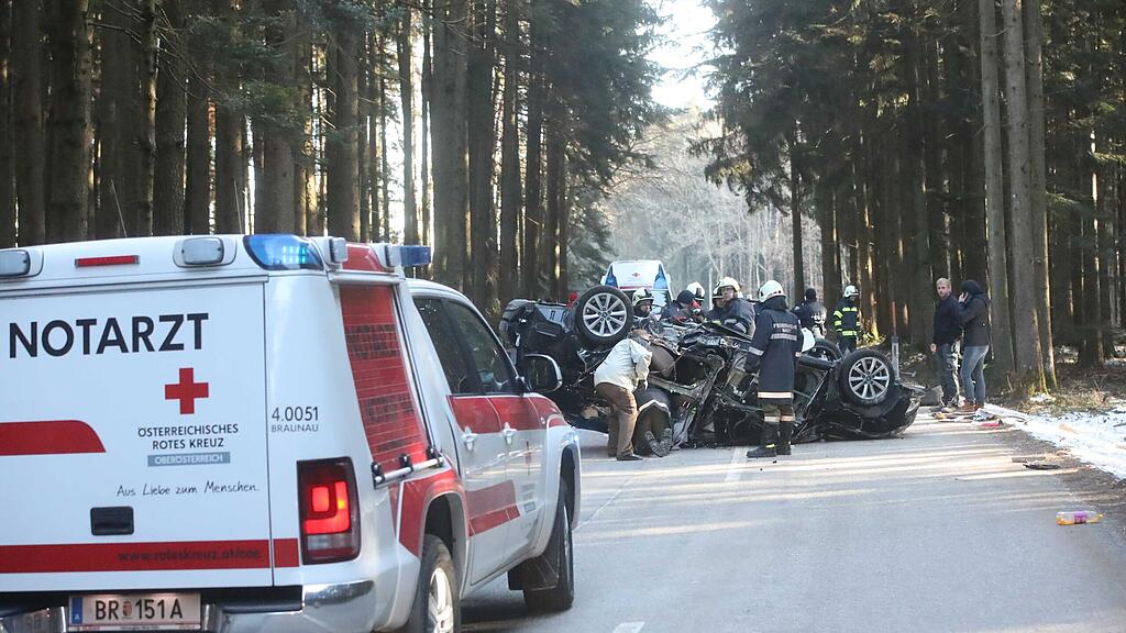 Ein Wrack blieb auf der Straße liegen.