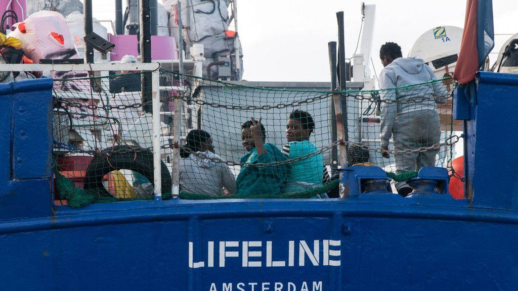 "Lifeline" irrt durch Mittelmeer