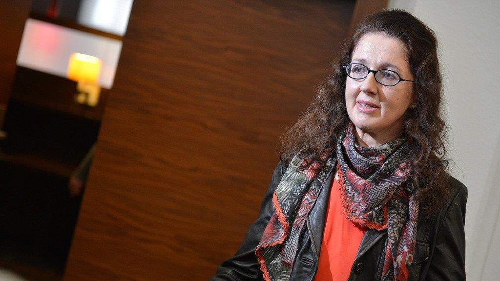 Monika R. zeigt sich der Öffentlichkeit