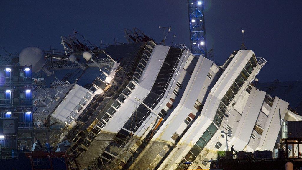 Wrack der Costa Concordia ist aufgerichtet