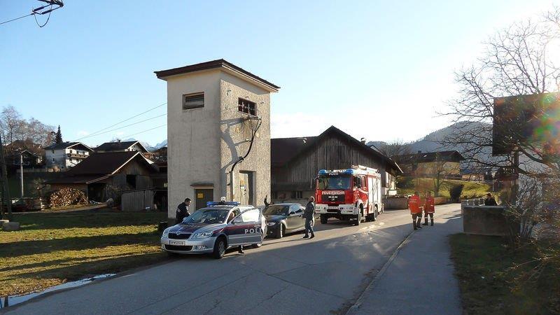 Wetterballon in Stromleitung