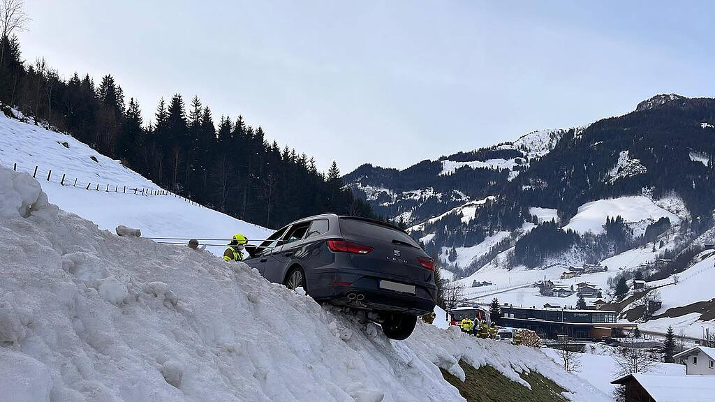 Auto droht in Großarl Böschung abzustürzen