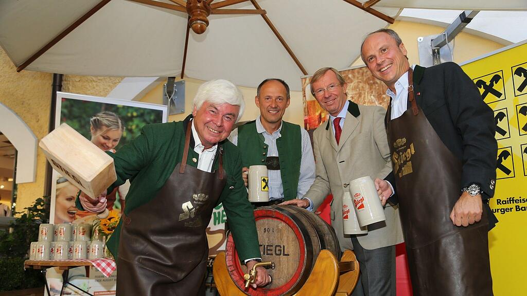 Beim Bieranstich von links: Charly Riegler, Leo Bauernberger, Wilfried Haslauer und Christian Pöpperl
