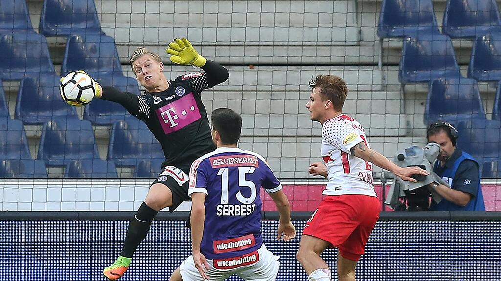 Pentz (li.) konnte sich mehrfach im Austria-Tor auszeichnen.