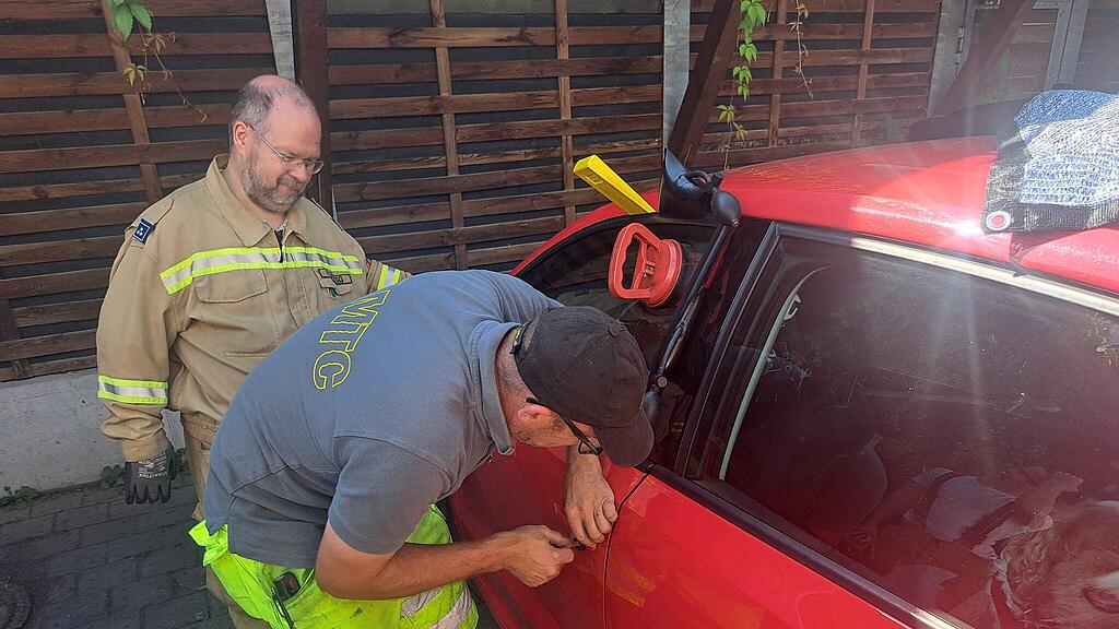 Feuerwehr Bischofshofen und ÖAMTC retten Hund aus Hitze-Auto