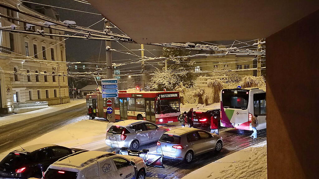 Stau und Unfälle wegen Schnee in Stadt Salzburg