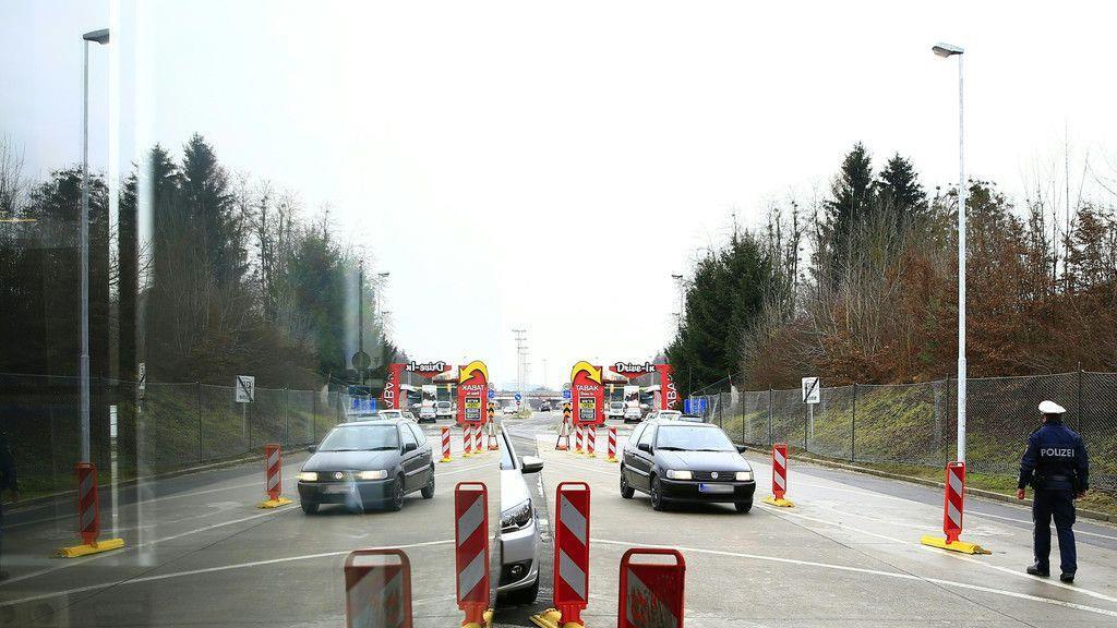 "Alte" Grenze Spielfeld wieder für Pkw passierbar
