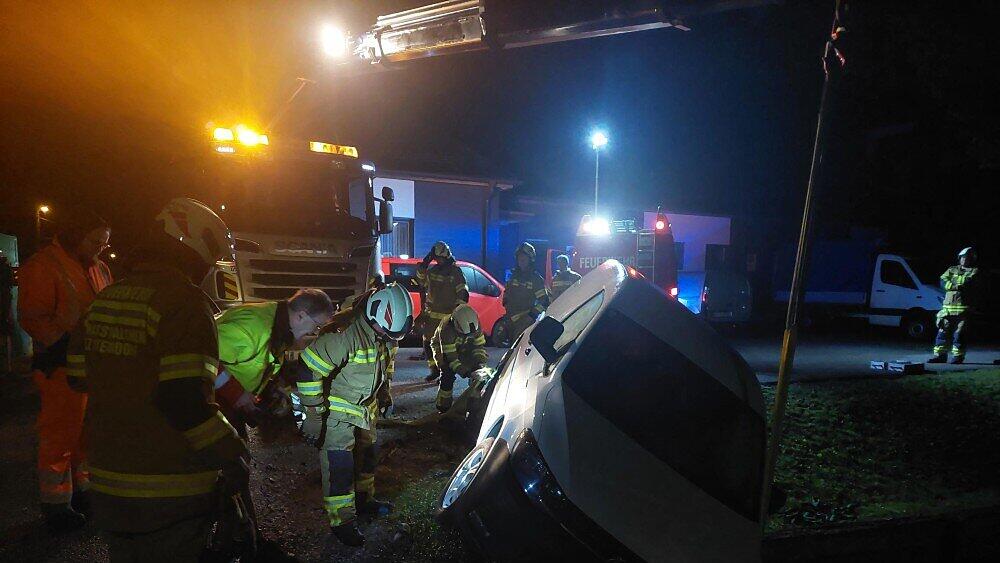 Straßwalchen_Pkw_über_Böschung