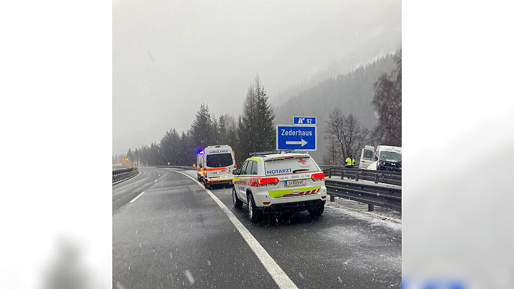 Auto contra Aufpralldämpfer auf A10 in Zederhaus