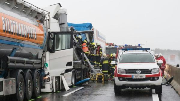 Zwei Tote bei Kollision von Lastwägen auf der Phyrnautobahn