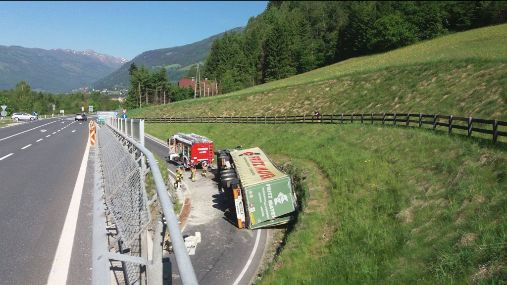 Der Sattelschlepper kippte auf der B99 seitlich um.