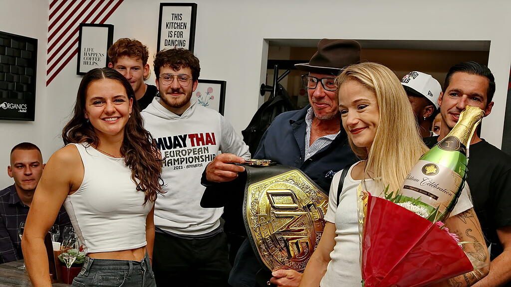 Muay Thai-Weltmeisterin Stella Hemetsberger in Salzburg empfangen