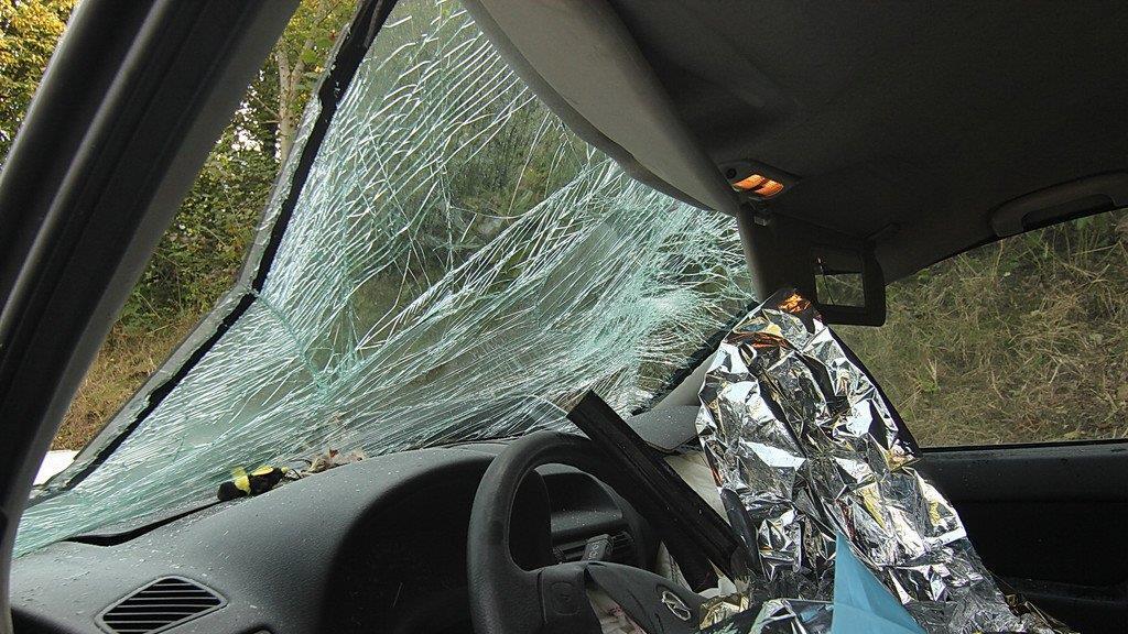 Trümmerfeld nach Frontalcrash