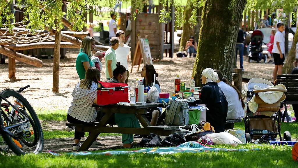 Sommerwetter: Salzburger stürmen Hellbrunn