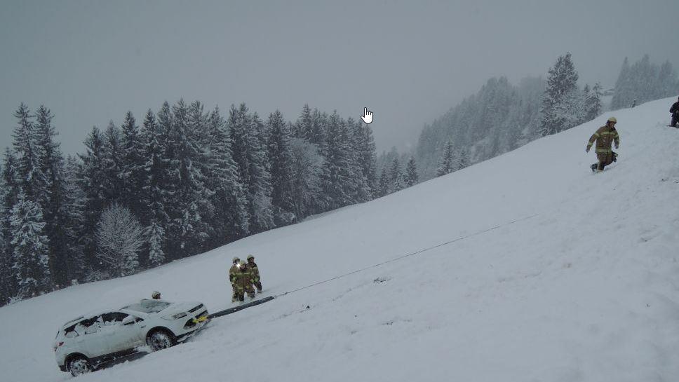 Auto schlittert in Neukirchen 50 Meter über Abhang