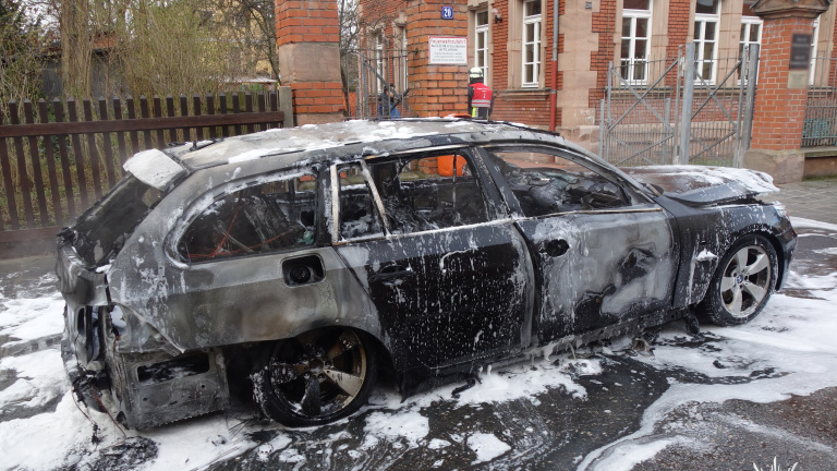Nürnberg, Bub rettet Schwester aus brennendem Auto