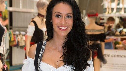 Tracht von Bachelor-Kandidatin