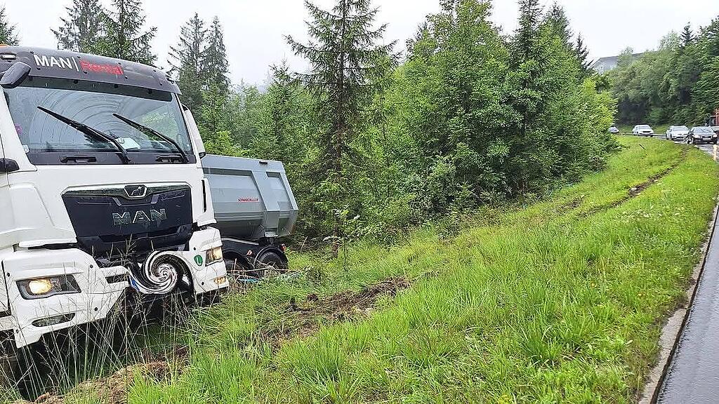 Lkw landet in Thalgau in Straßengraben