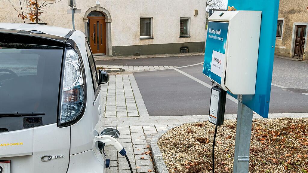 In 15 österreichischen Städten kann ein E-Auto gratis geparkt werden. (Symbolbild)