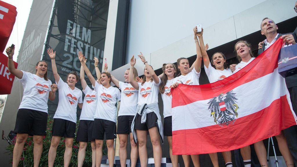 Empfang Fußballerinnen Rathausplatz